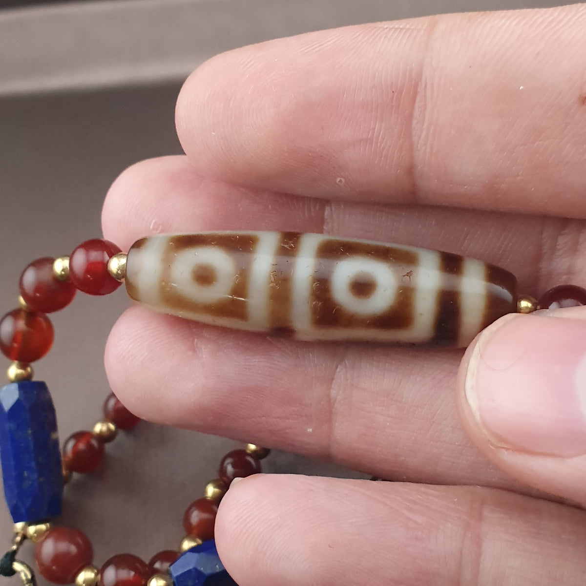 Collier ancien 4 yeux en agate tibétaine de l'Himalaya avec cornaline africaine et lapis.