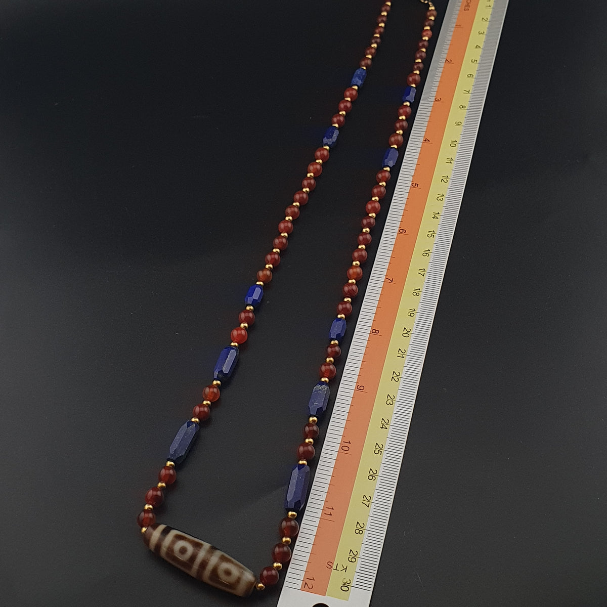 Collier ancien 4 yeux en agate tibétaine de l'Himalaya avec cornaline africaine et lapis.