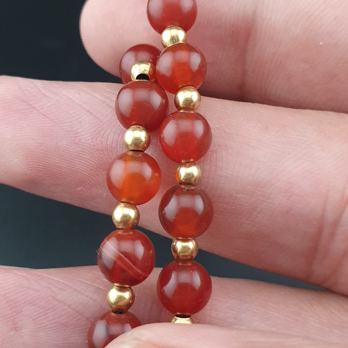 Collier ancien 4 yeux en agate tibétaine de l'Himalaya avec cornaline africaine et lapis.