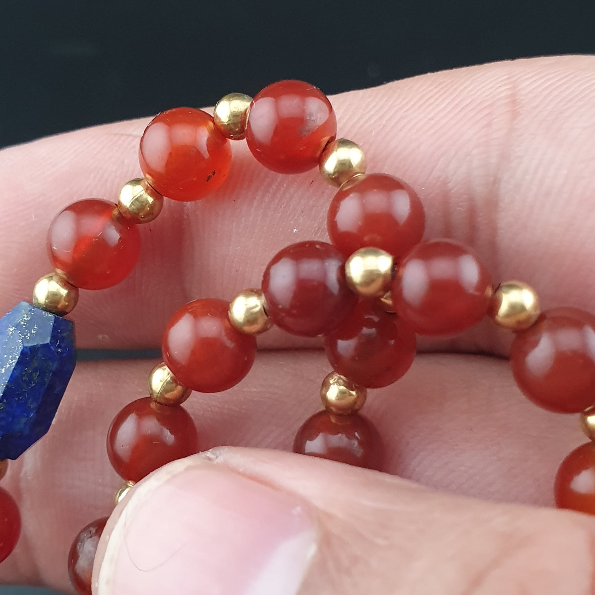 Collier ancien 4 yeux en agate tibétaine de l'Himalaya avec cornaline africaine et lapis.