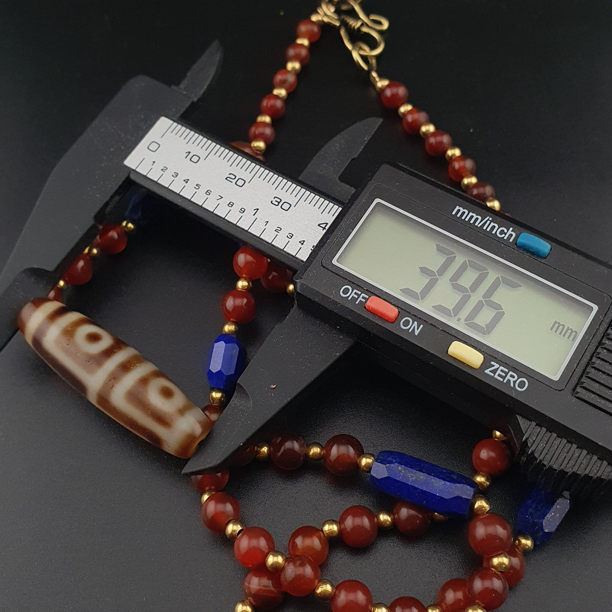 Collier ancien 4 yeux en agate tibétaine de l'Himalaya avec cornaline africaine et lapis.