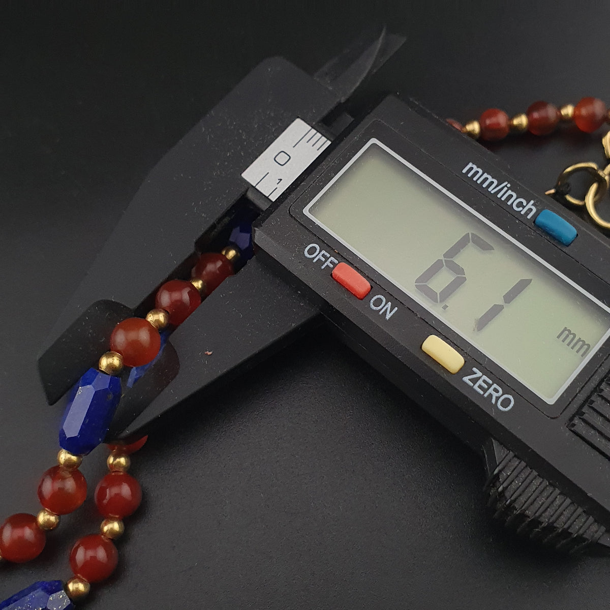 Collier ancien 4 yeux en agate tibétaine de l'Himalaya avec cornaline africaine et lapis.