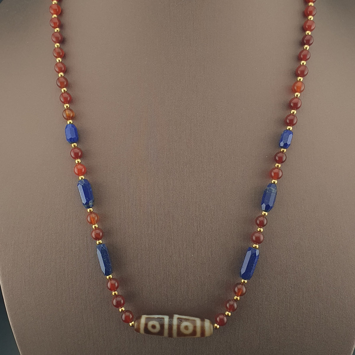 Collier ancien 4 yeux en agate tibétaine de l'Himalaya avec cornaline africaine et lapis.