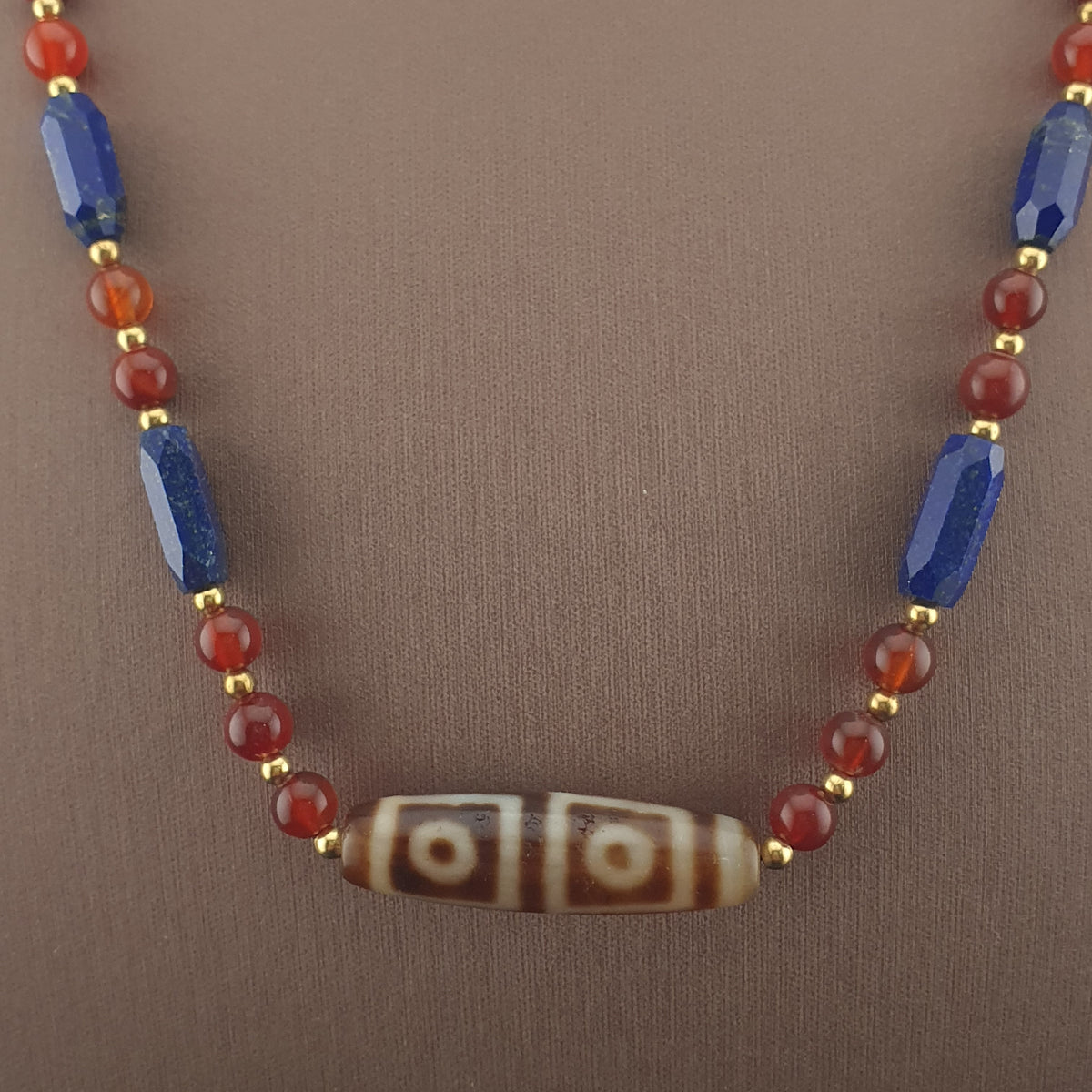 Collier ancien 4 yeux en agate tibétaine de l'Himalaya avec cornaline africaine et lapis.