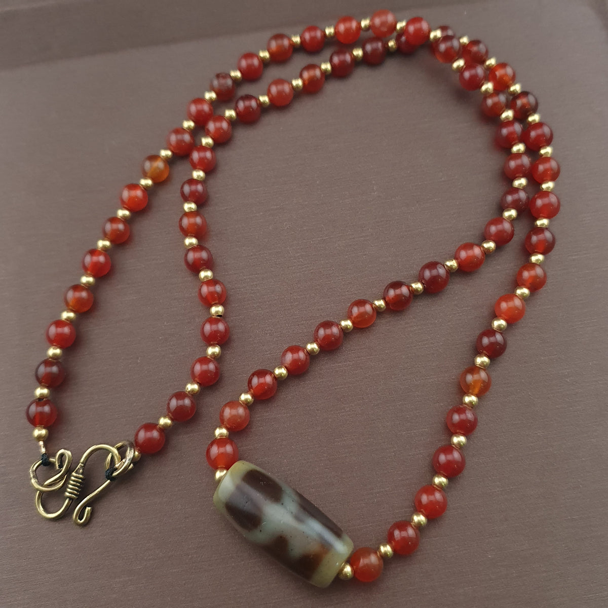 Collier de perles d'agate et de cornaline à motif vase, trésor vintage