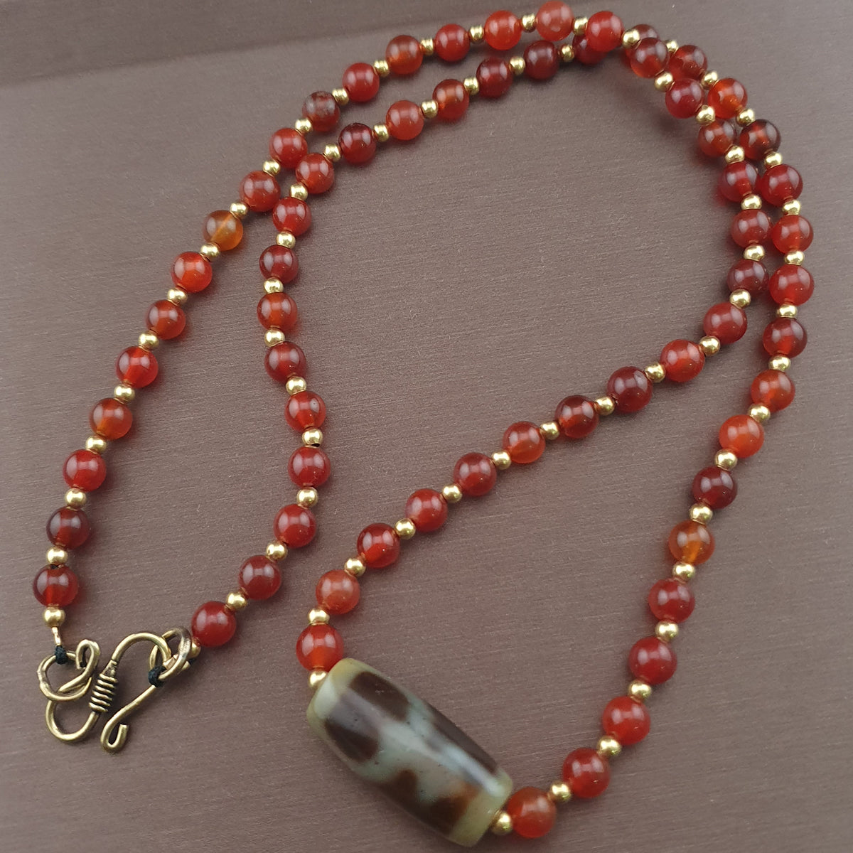 Collier de perles d'agate et de cornaline à motif vase, trésor vintage