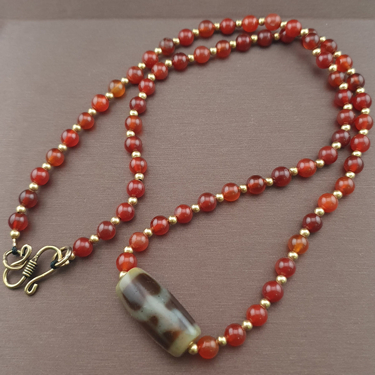 Collier de perles d'agate et de cornaline à motif vase, trésor vintage