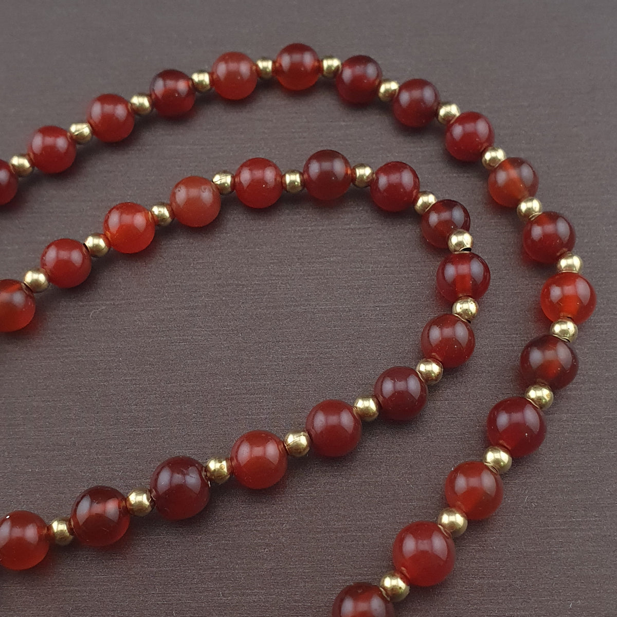Collier de perles d'agate et de cornaline à motif vase, trésor vintage