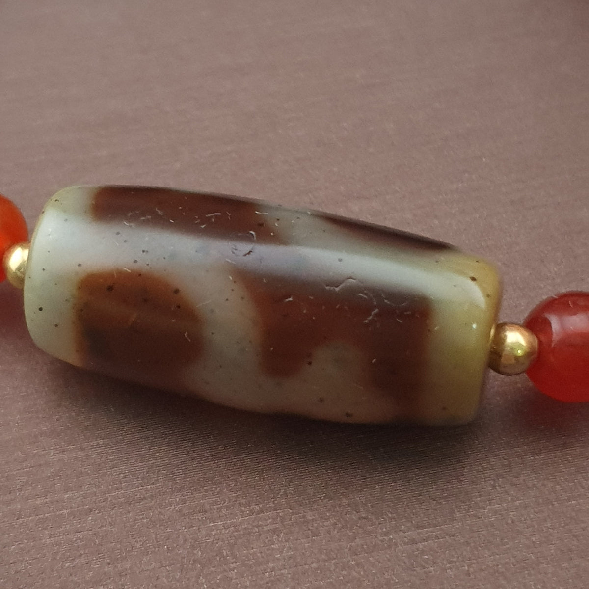 Collier de perles d'agate et de cornaline à motif vase, trésor vintage
