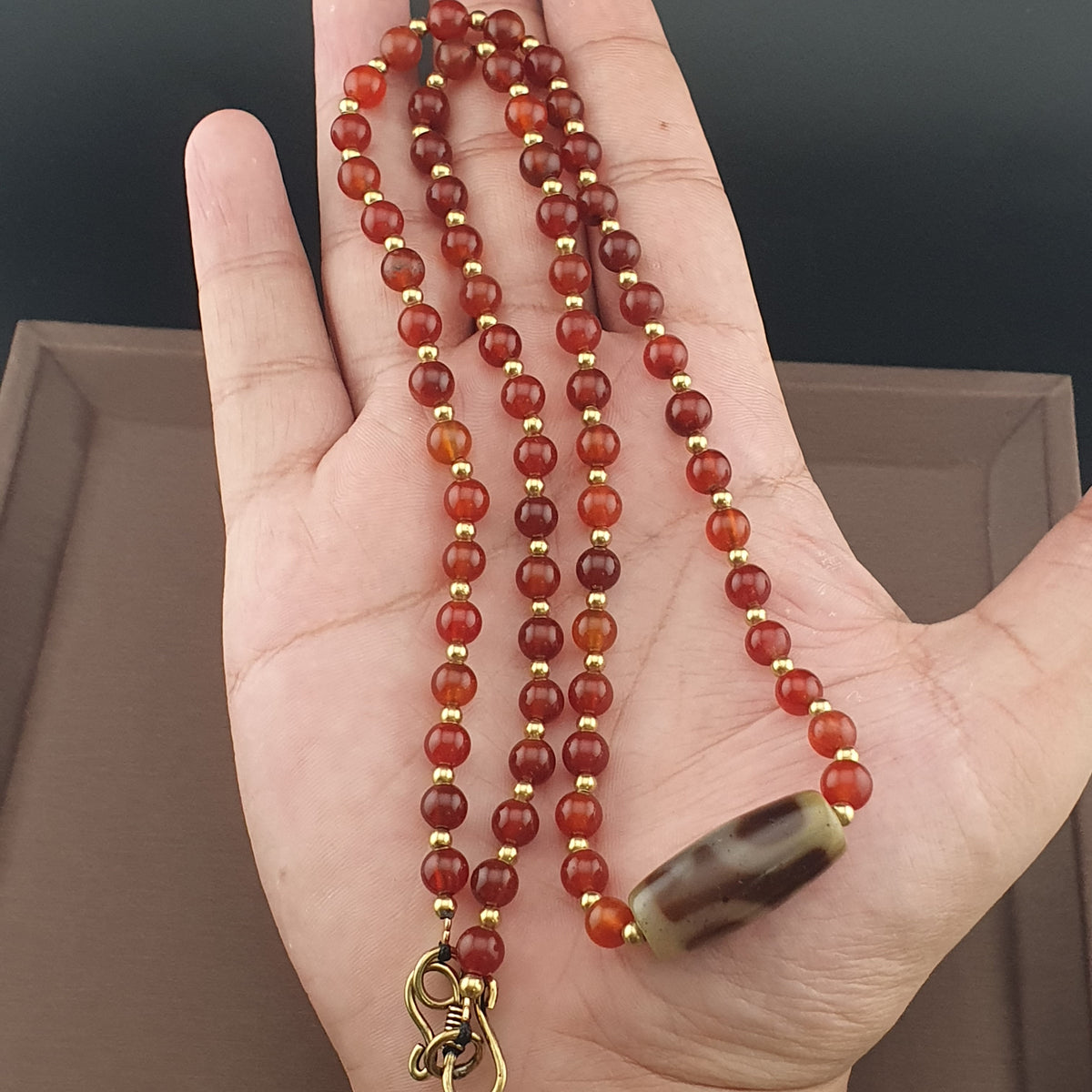 Collier de perles d'agate et de cornaline à motif vase, trésor vintage