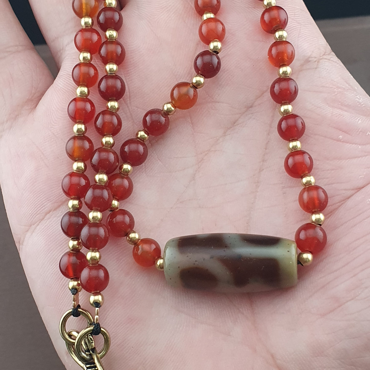 Collier de perles d'agate et de cornaline à motif vase, trésor vintage