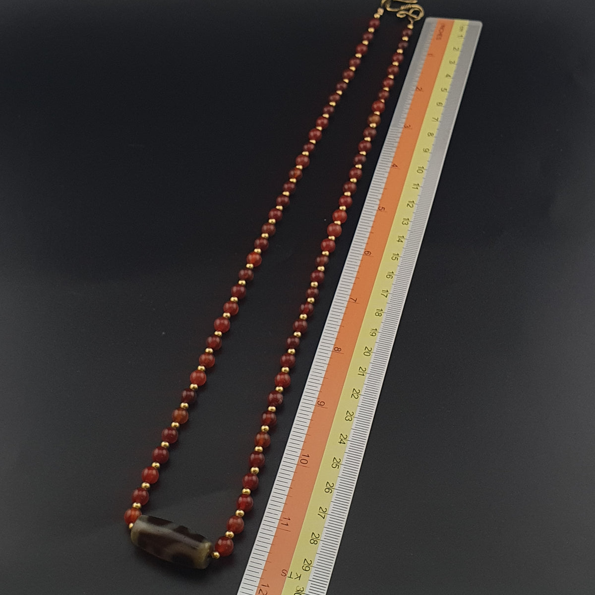 Collier de perles d'agate et de cornaline à motif vase, trésor vintage