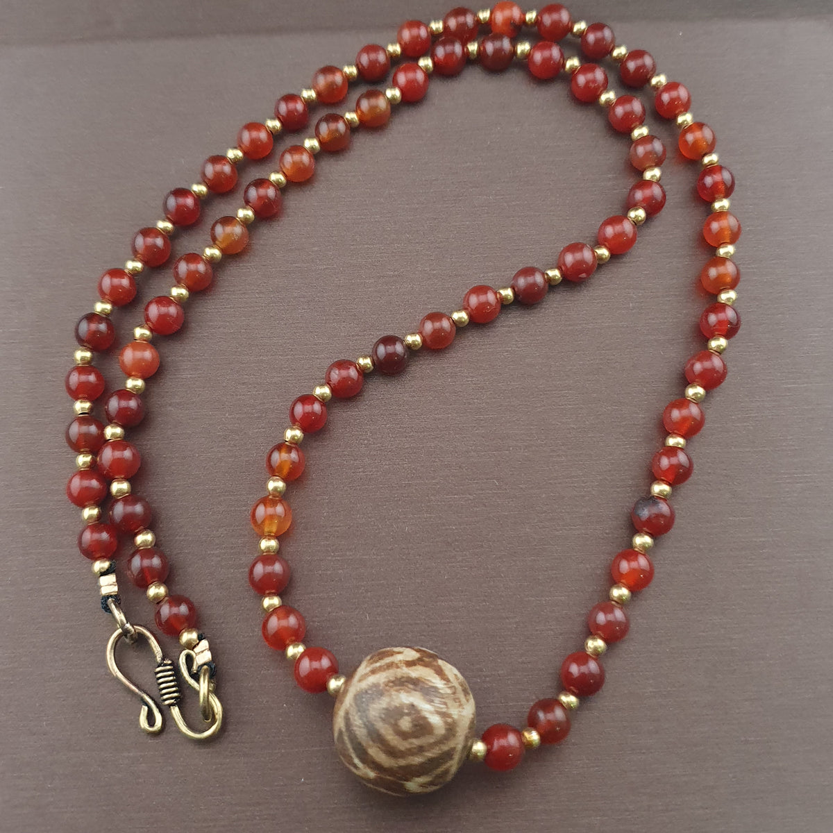 Collier avec perles d'agate cornaline vintage et pendentif Pumtek Pyu