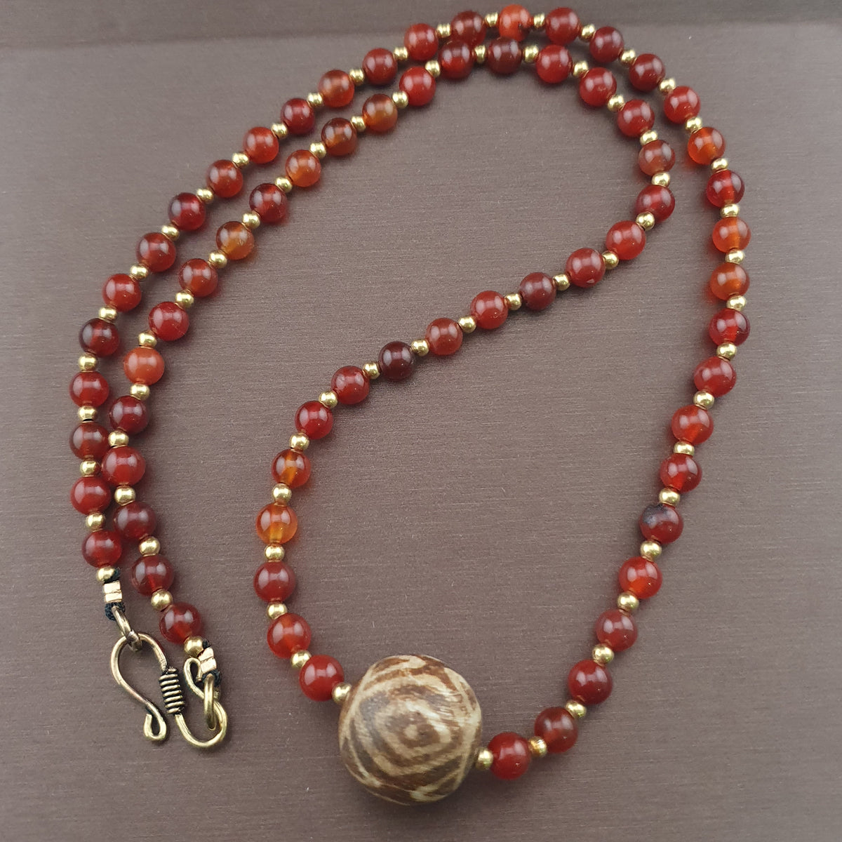 Collier avec perles d'agate cornaline vintage et pendentif Pumtek Pyu