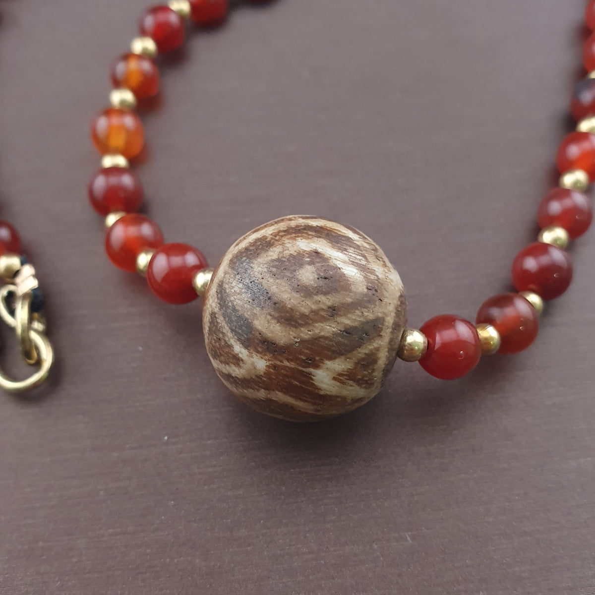 Collier avec perles d'agate cornaline vintage et pendentif Pumtek Pyu