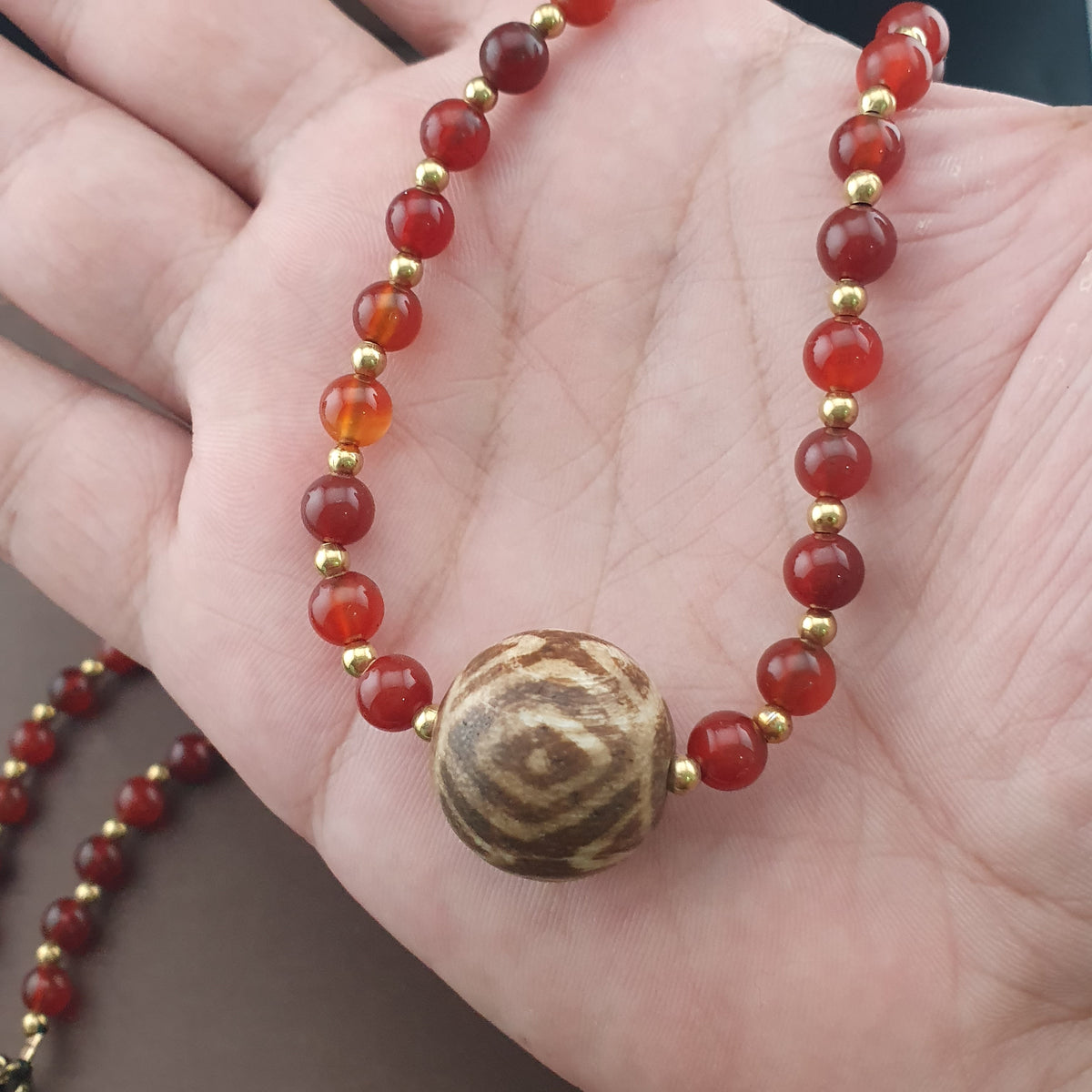 Collier avec perles d'agate cornaline vintage et pendentif Pumtek Pyu