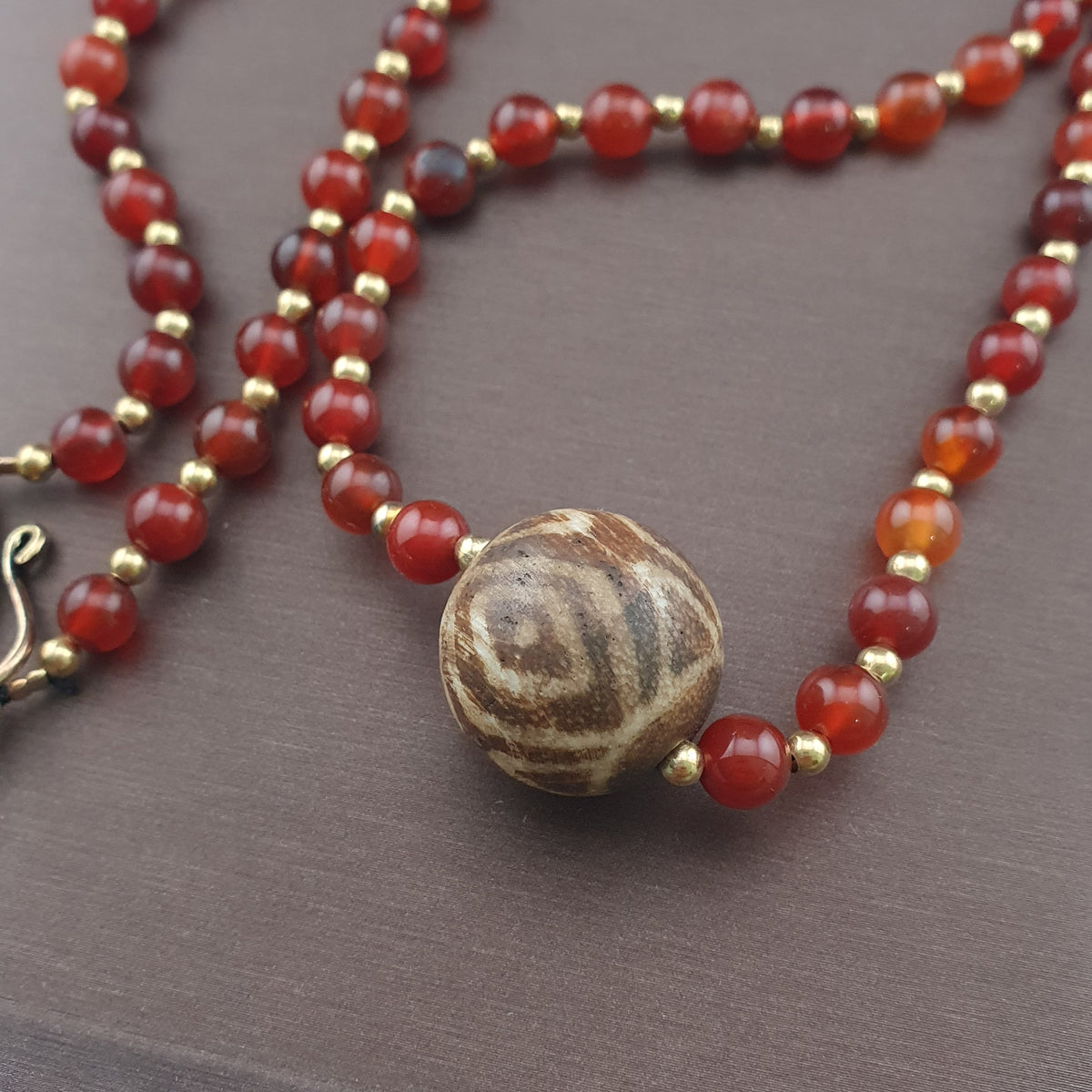 Collier avec perles d'agate cornaline vintage et pendentif Pumtek Pyu