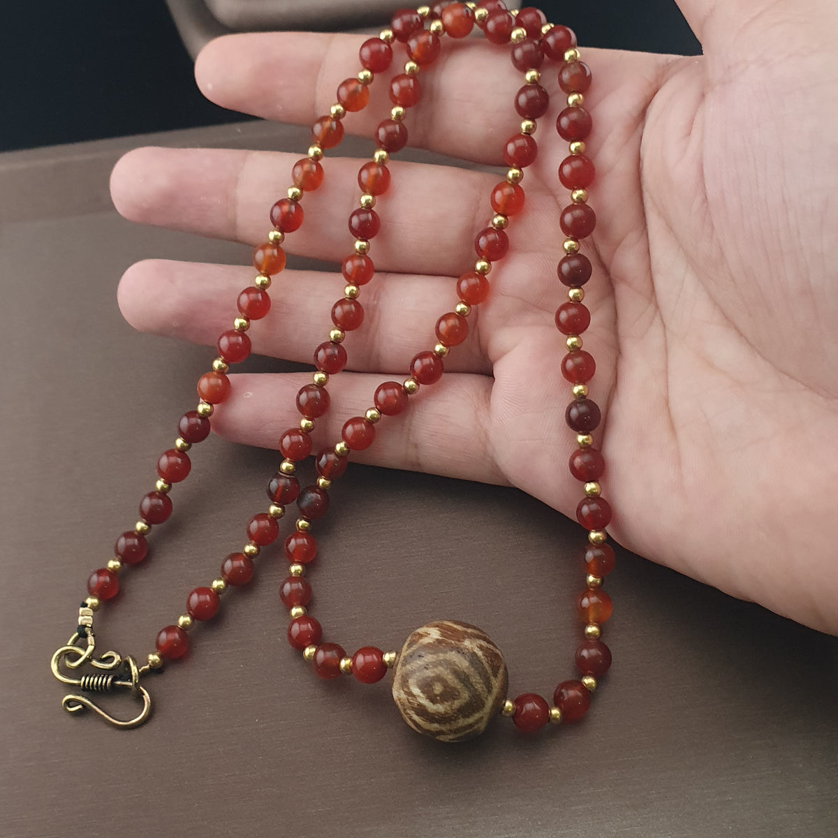 Collier avec perles d'agate cornaline vintage et pendentif Pumtek Pyu