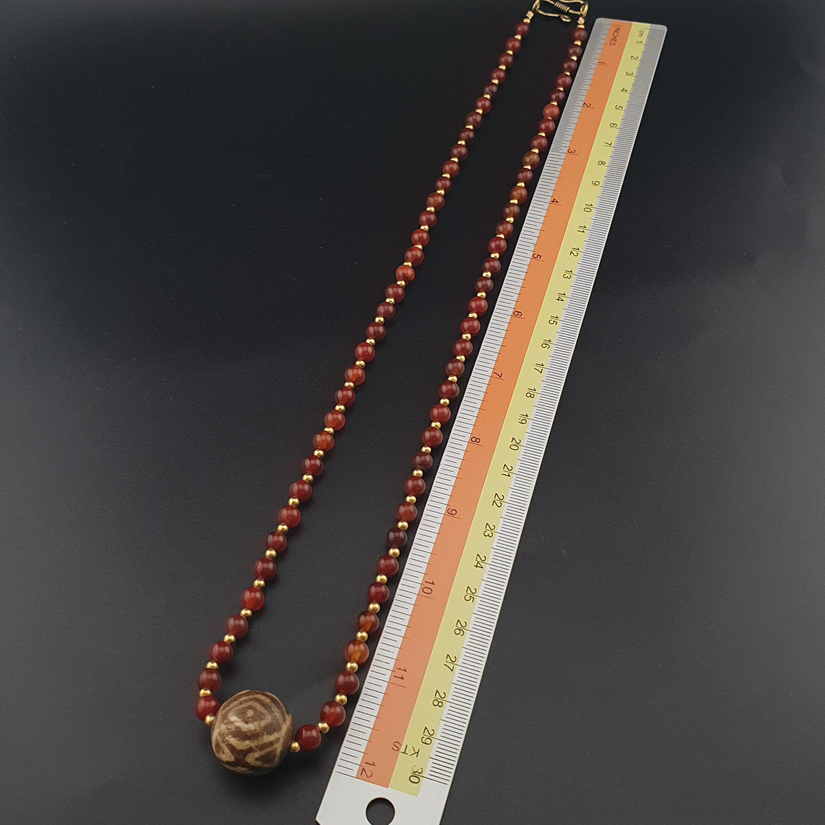 Collier avec perles d'agate cornaline vintage et pendentif Pumtek Pyu