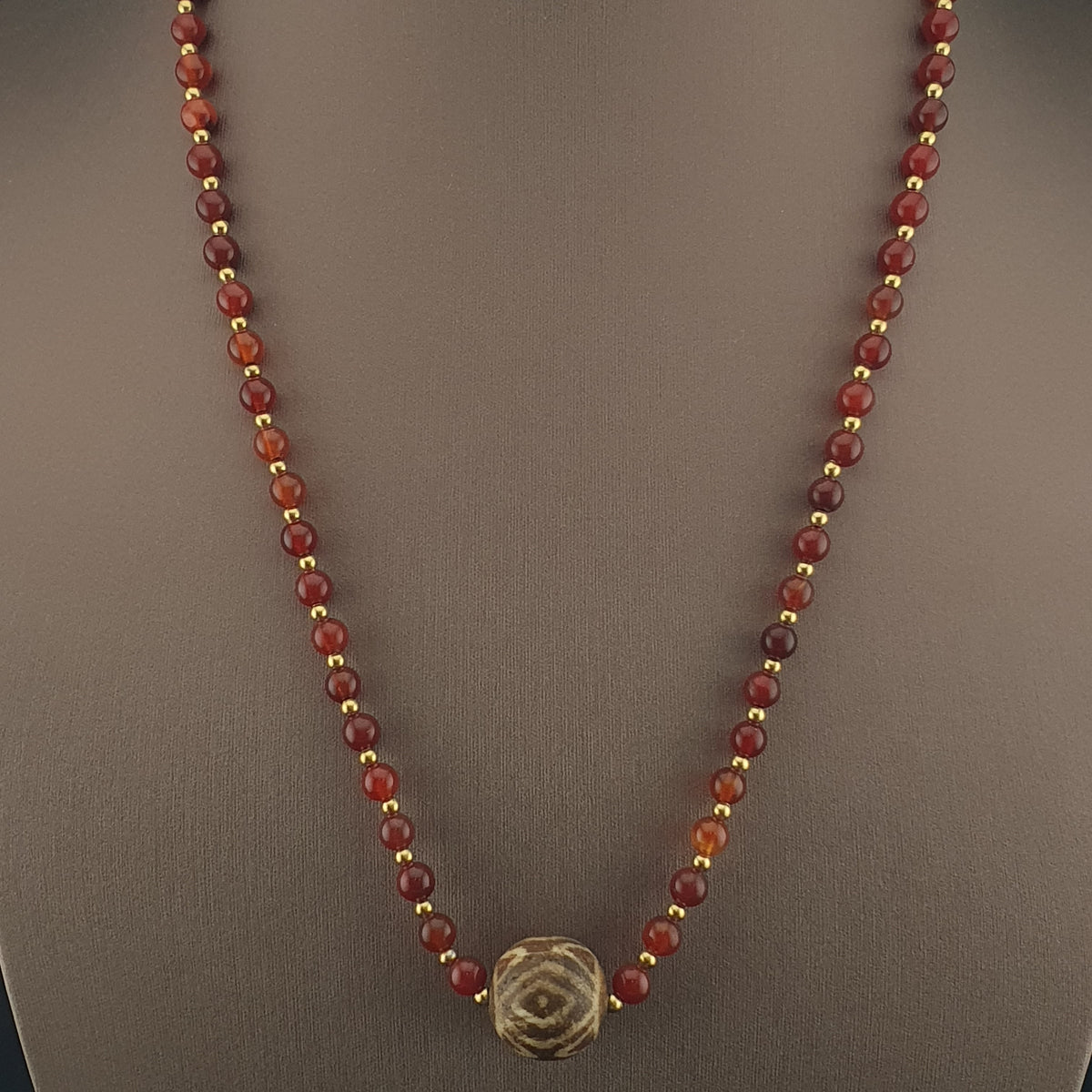 Collier avec perles d'agate cornaline vintage et pendentif Pumtek Pyu