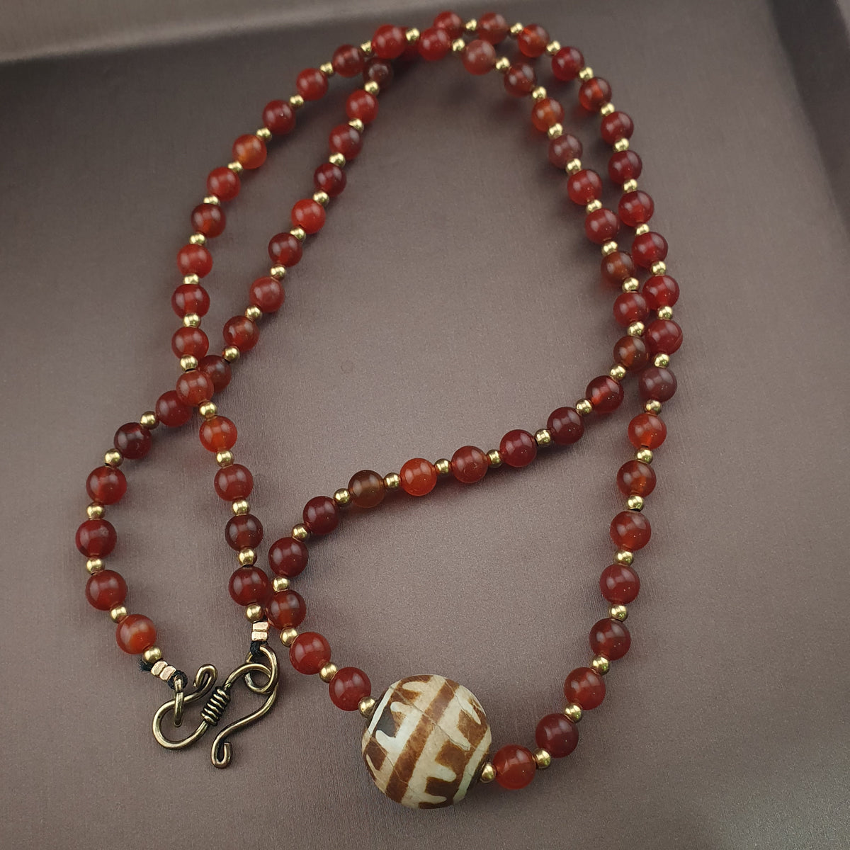Collier pendentif vintage en agate cornaline du Mali avec PumtekPyu
