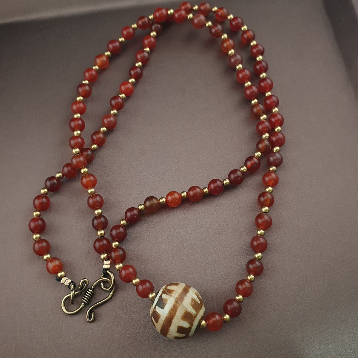 Collier pendentif vintage en agate cornaline du Mali avec PumtekPyu