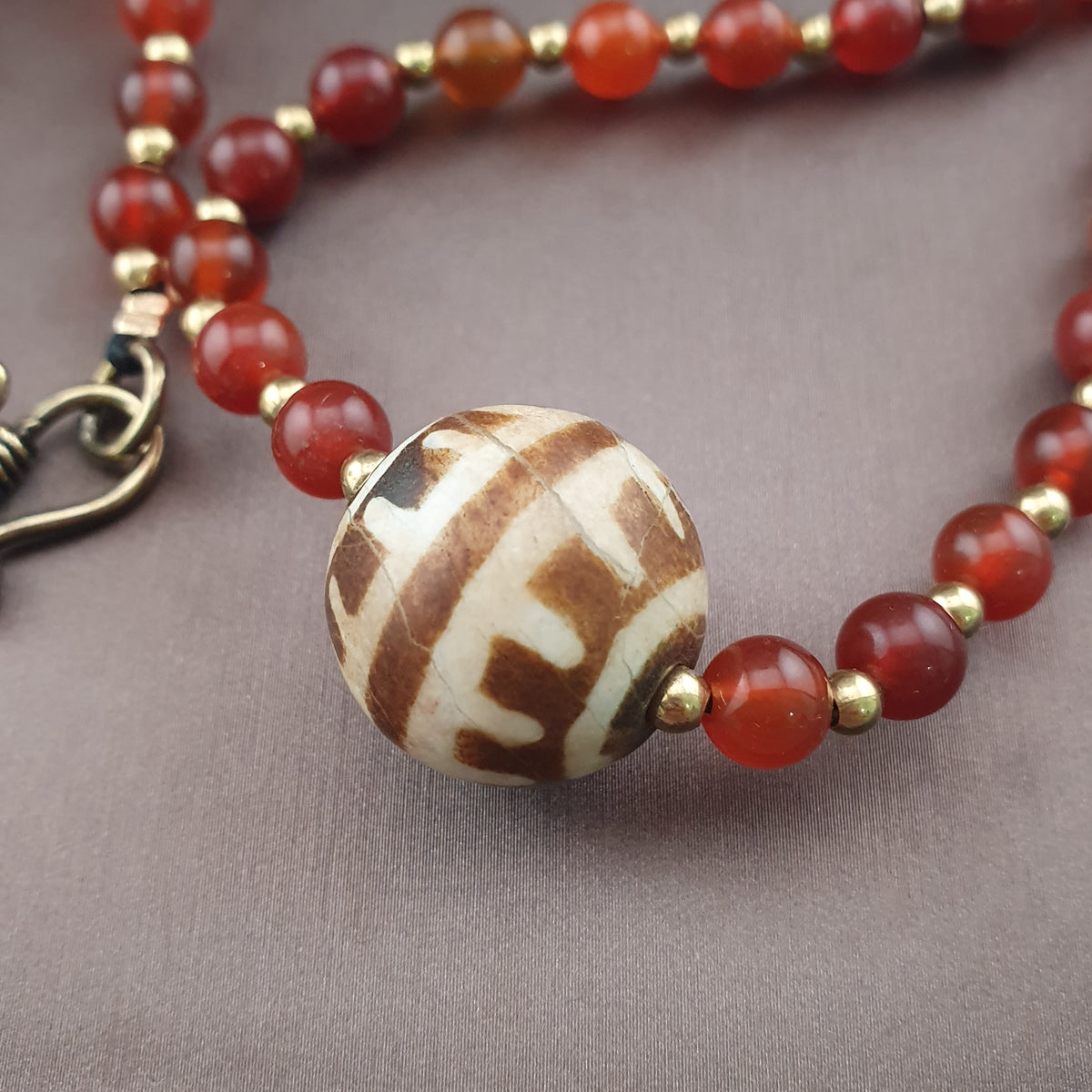Collier pendentif vintage en agate cornaline du Mali avec PumtekPyu