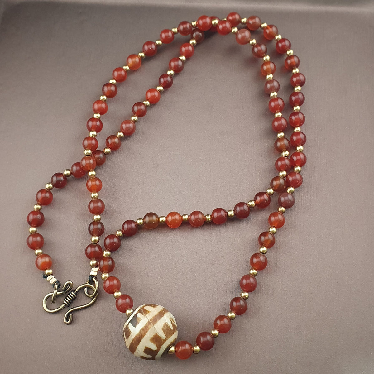 Collier pendentif vintage en agate cornaline du Mali avec PumtekPyu