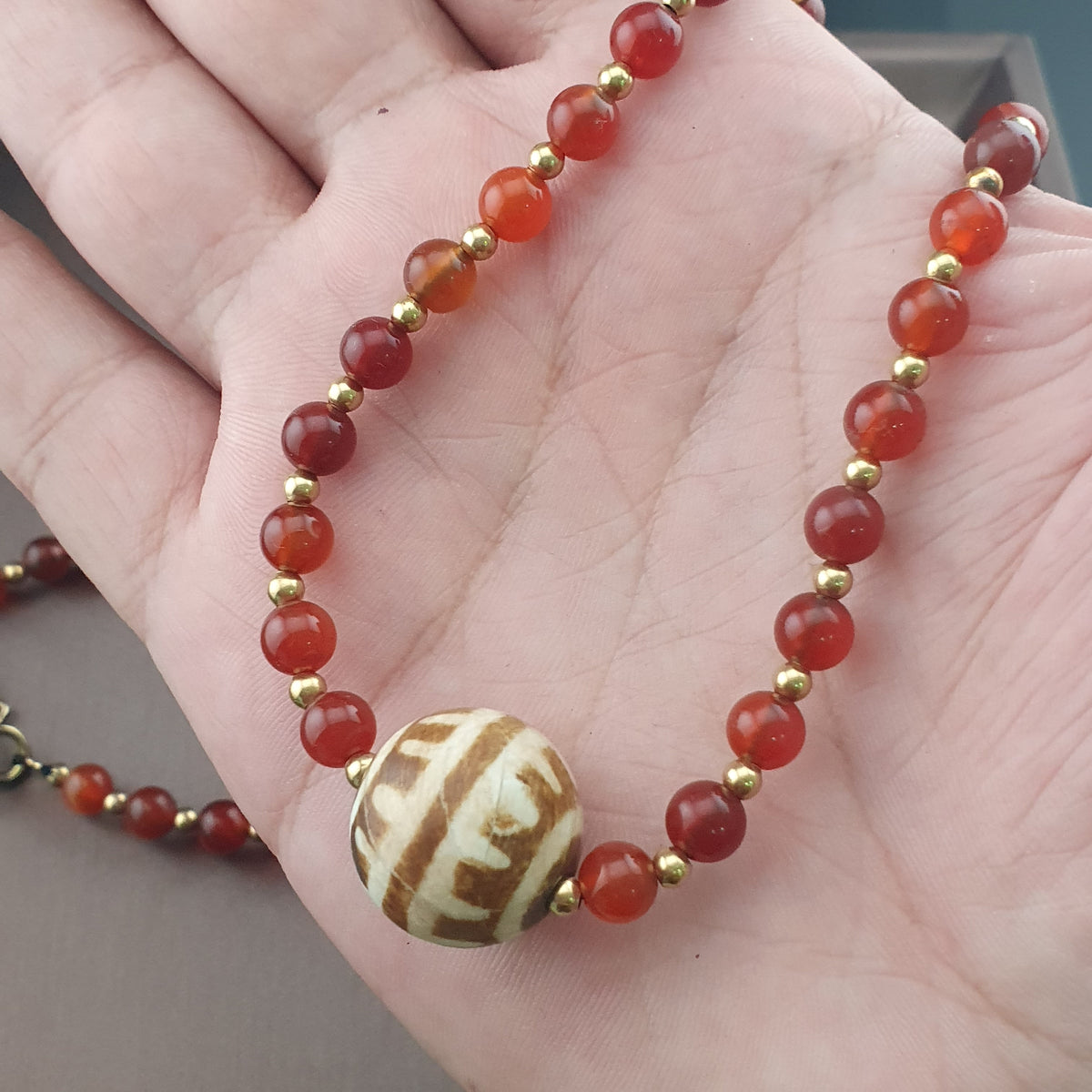 Collier pendentif vintage en agate cornaline du Mali avec PumtekPyu
