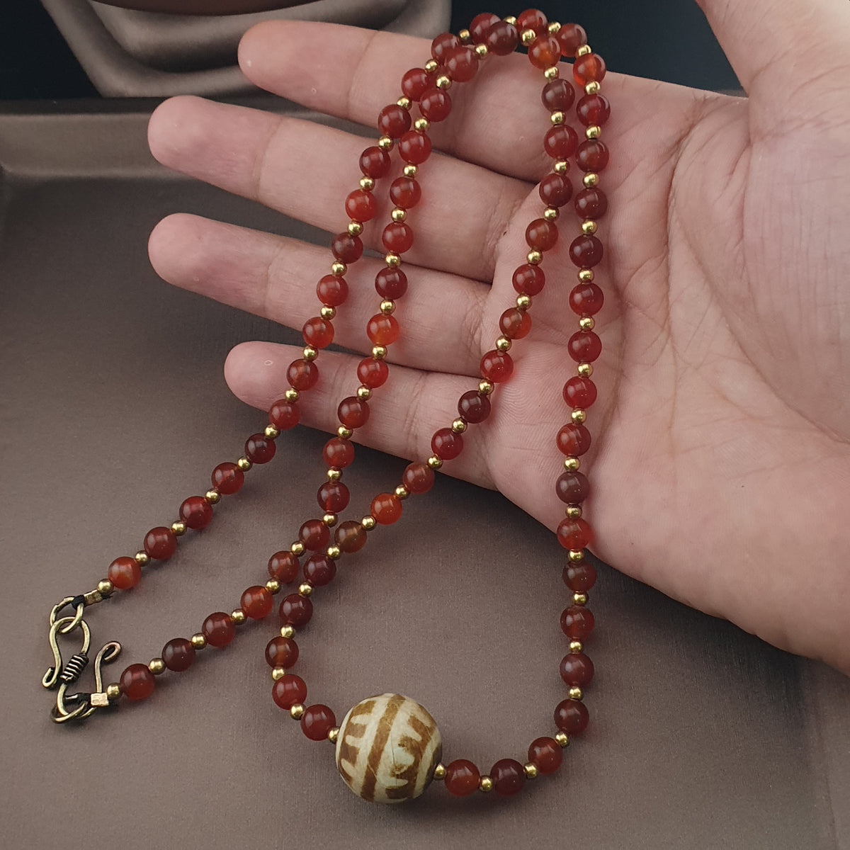 Collier pendentif vintage en agate cornaline du Mali avec PumtekPyu