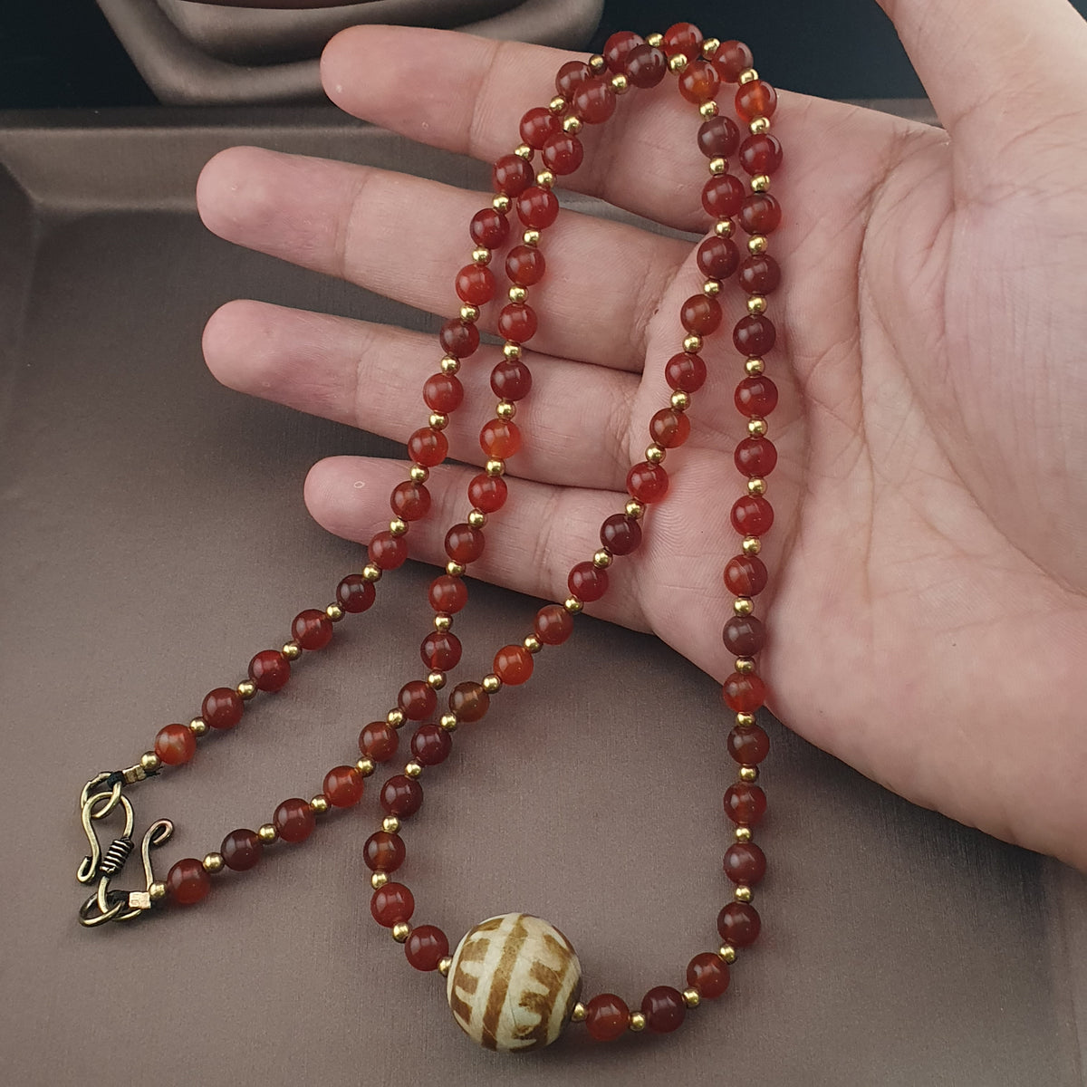 Collier pendentif vintage en agate cornaline du Mali avec PumtekPyu