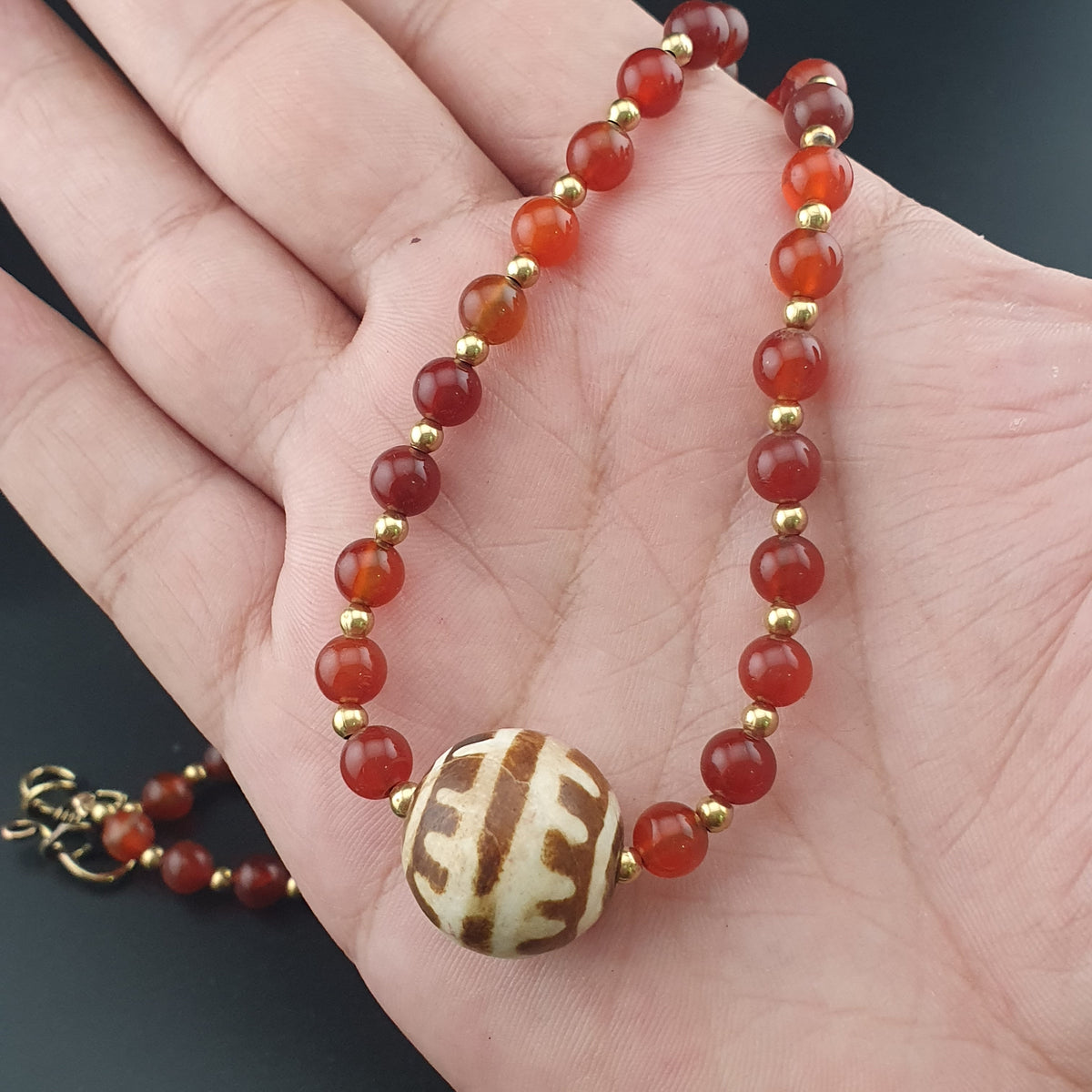 Collier pendentif vintage en agate cornaline du Mali avec PumtekPyu