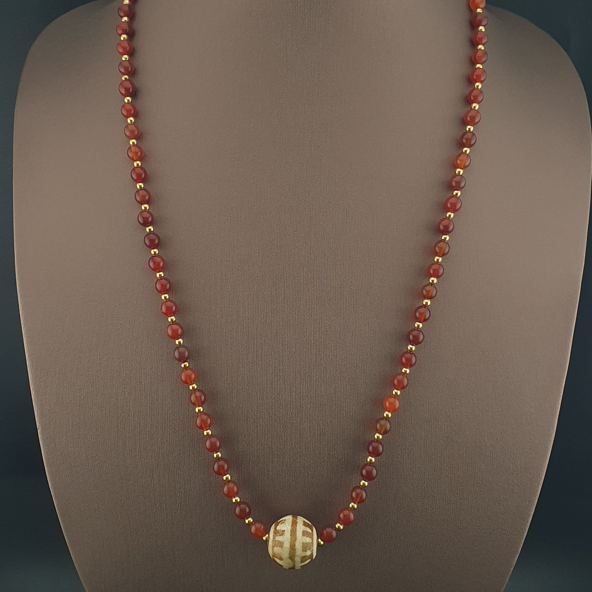 Collier pendentif vintage en agate cornaline du Mali avec PumtekPyu