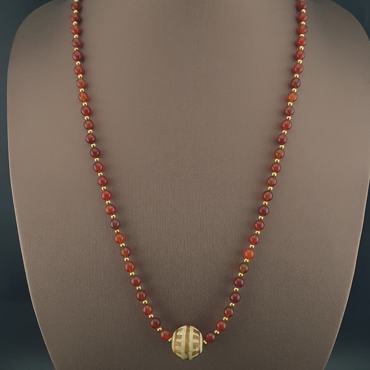 Collier pendentif vintage en agate cornaline du Mali avec PumtekPyu