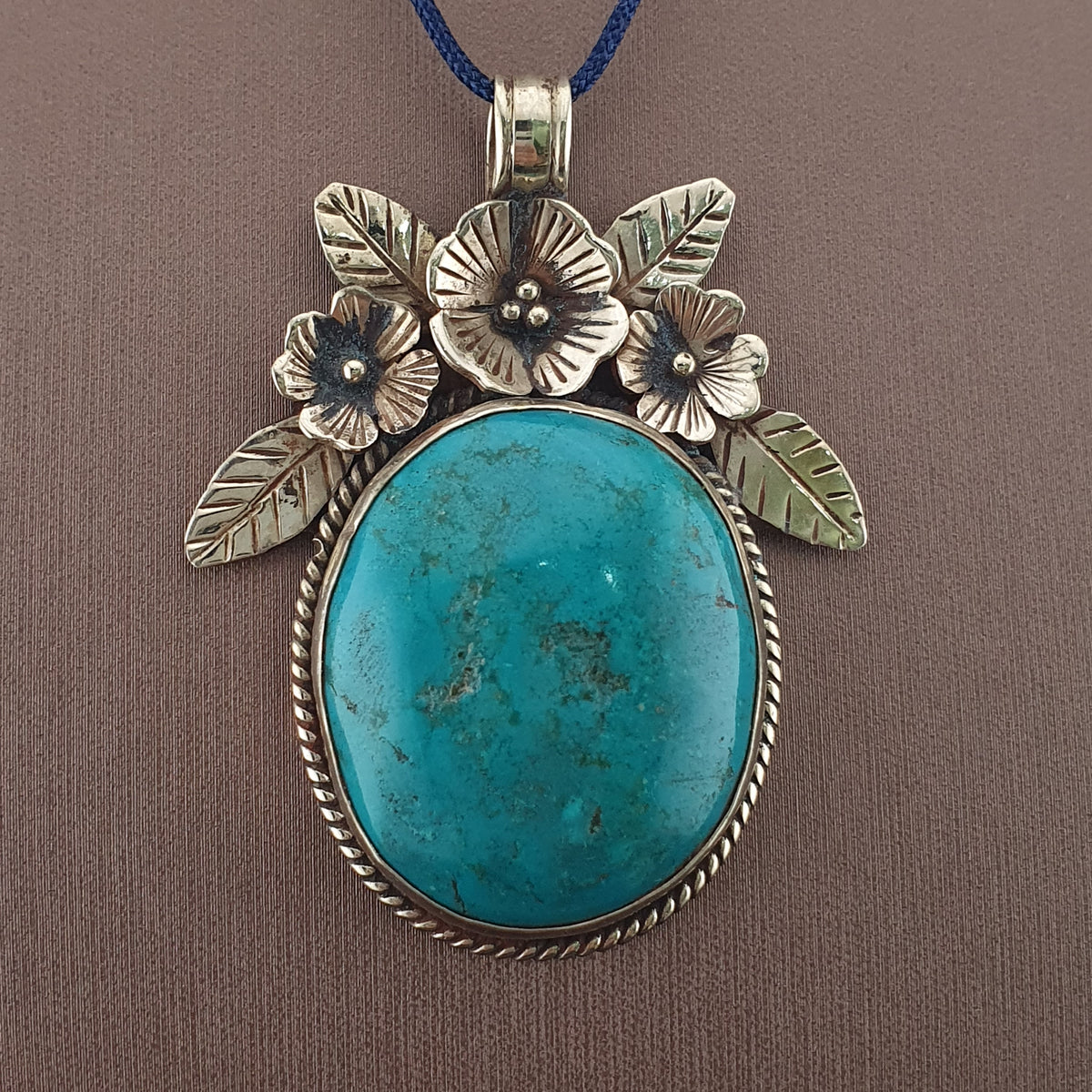Pendentif vintage en laiton avec motif floral turquoise