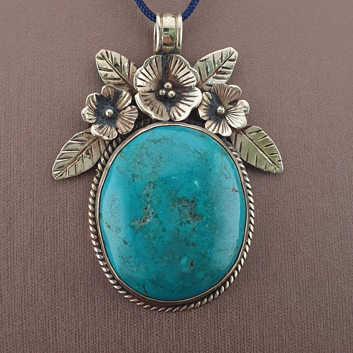 Pendentif vintage en laiton avec motif floral turquoise