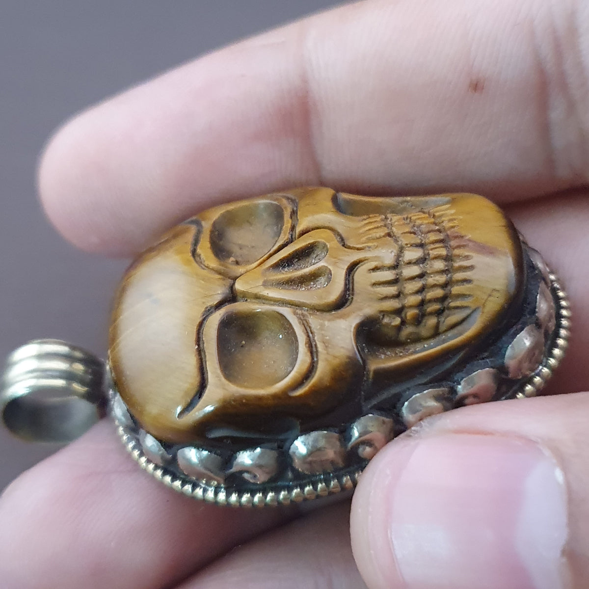 Pendentif vintage en œil de tigre sculpté en forme de crâne, design en laiton vintage
