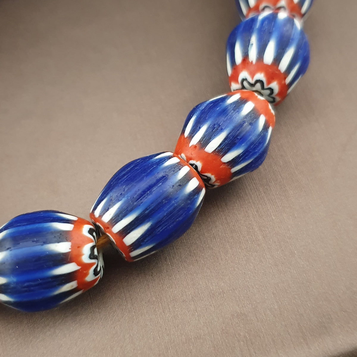 Colliers de perles de verre antiques vénitiennes à chevrons bleus