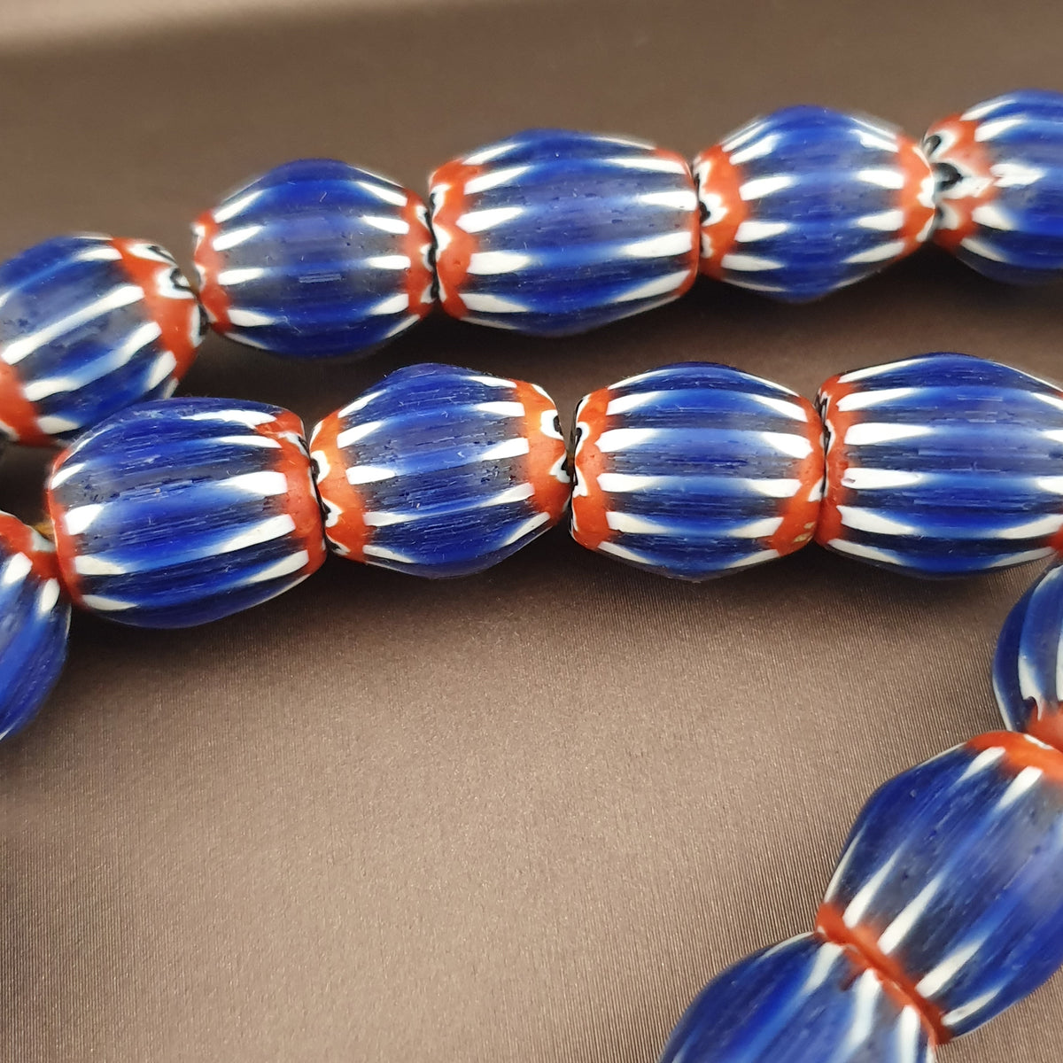 Colliers de perles de verre antiques vénitiennes à chevrons bleus