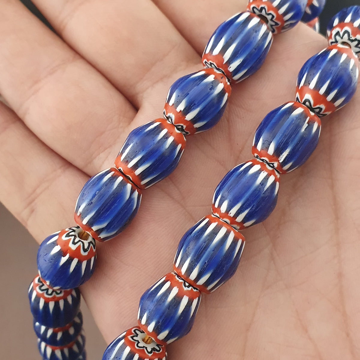 Colliers de perles de verre antiques vénitiennes à chevrons bleus