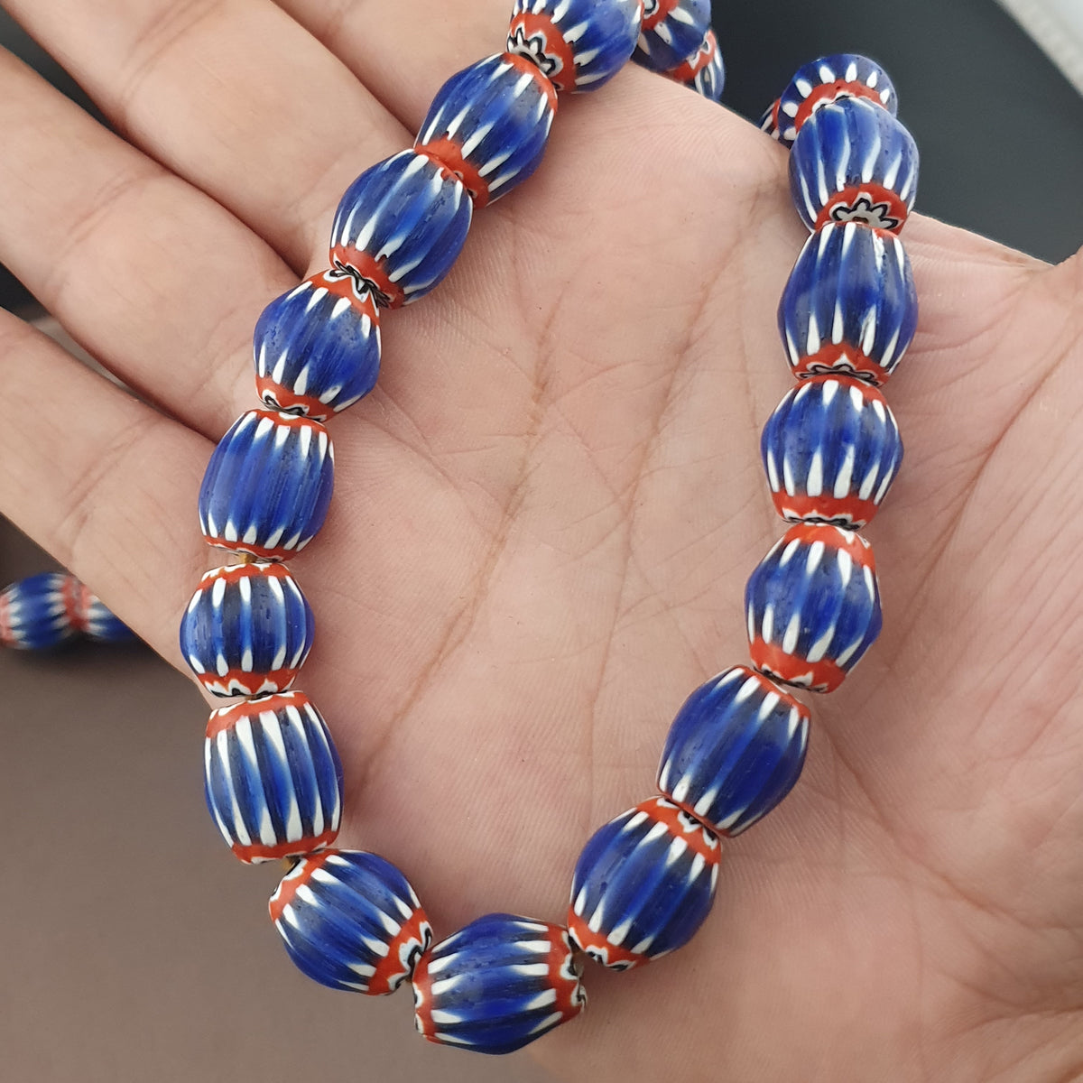 Colliers de perles de verre antiques vénitiennes à chevrons bleus
