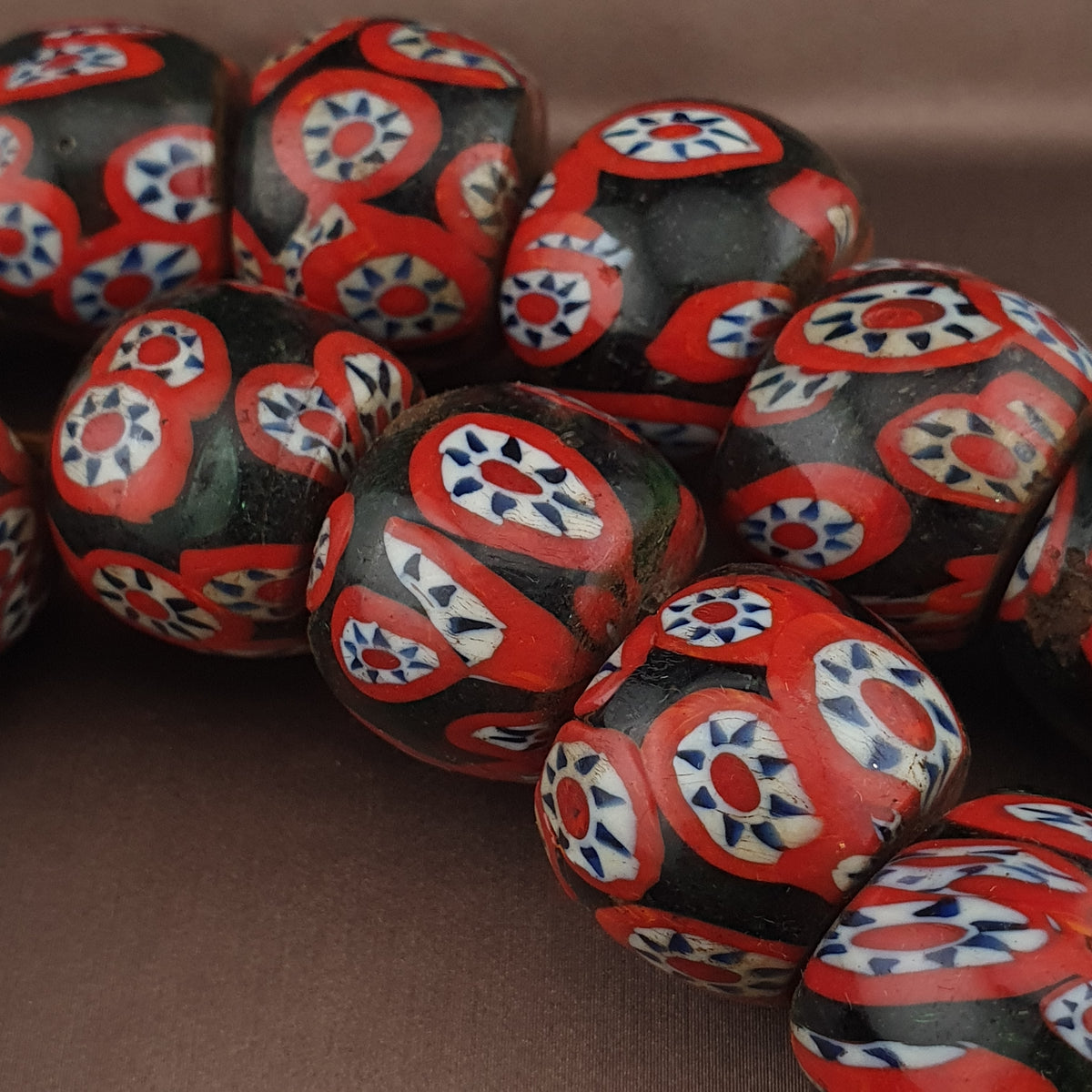 Antike venezianische Millefiori-Halskette mit schwarzen und roten Glasperlen