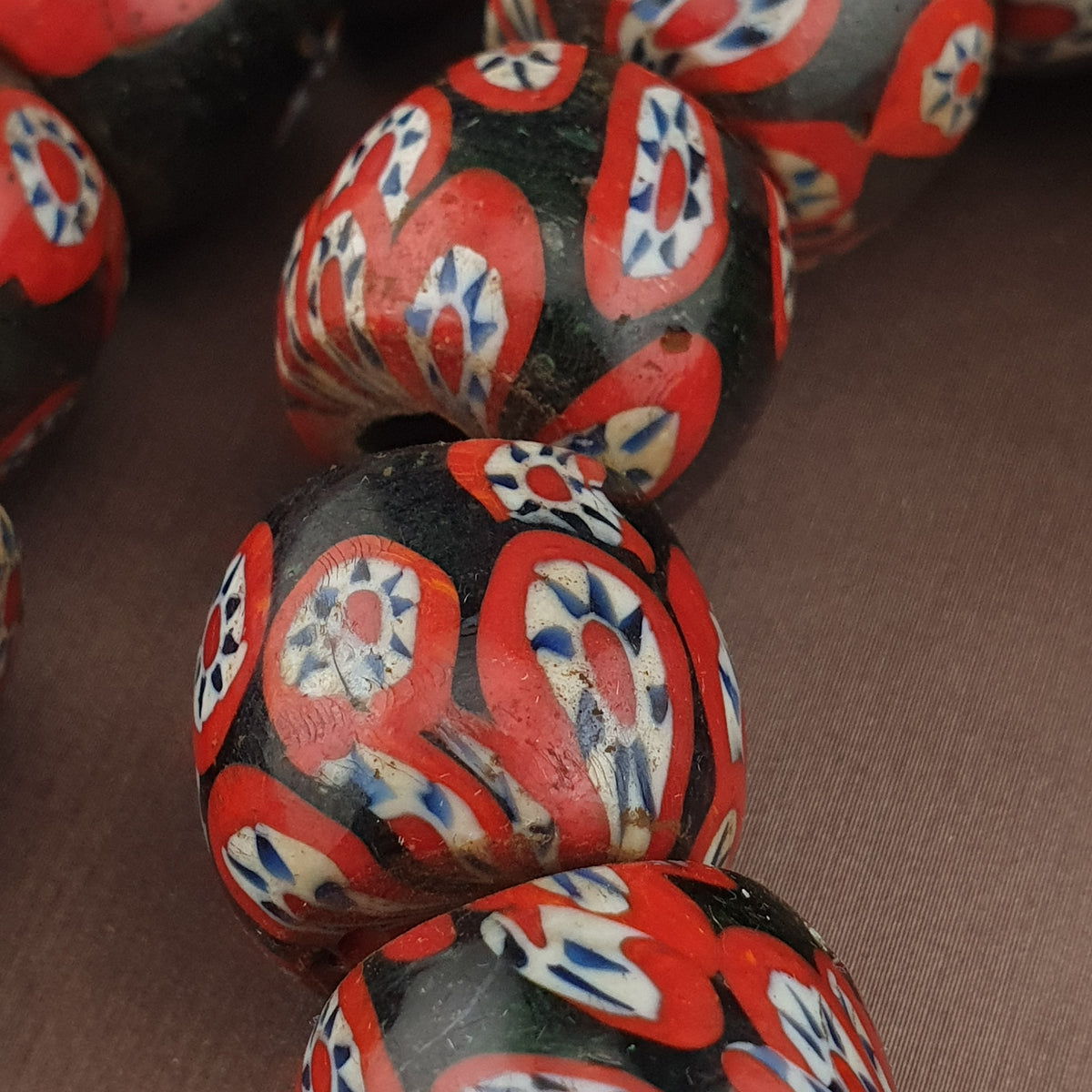 Antike venezianische Millefiori-Halskette mit schwarzen und roten Glasperlen