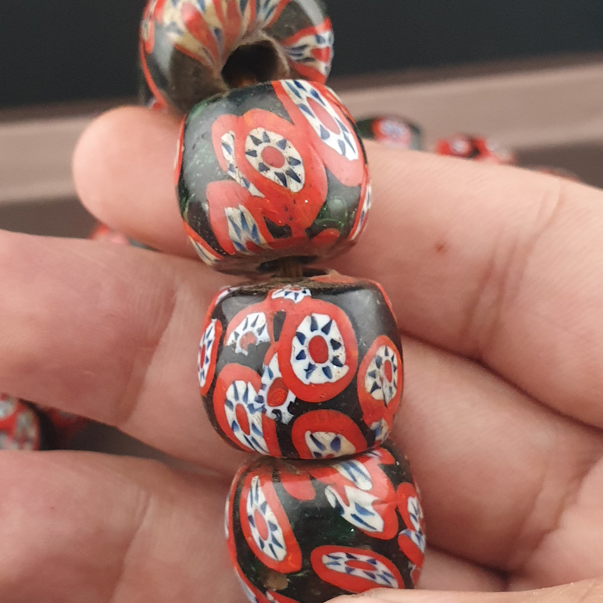 Antike venezianische Millefiori-Halskette mit schwarzen und roten Glasperlen