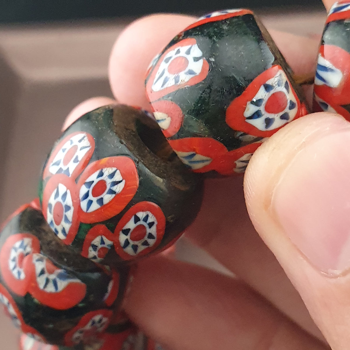Antike venezianische Millefiori-Halskette mit schwarzen und roten Glasperlen