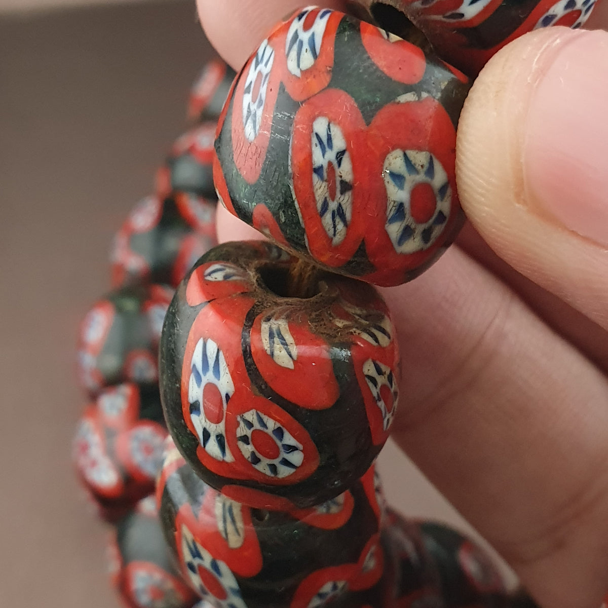 Antike venezianische Millefiori-Halskette mit schwarzen und roten Glasperlen
