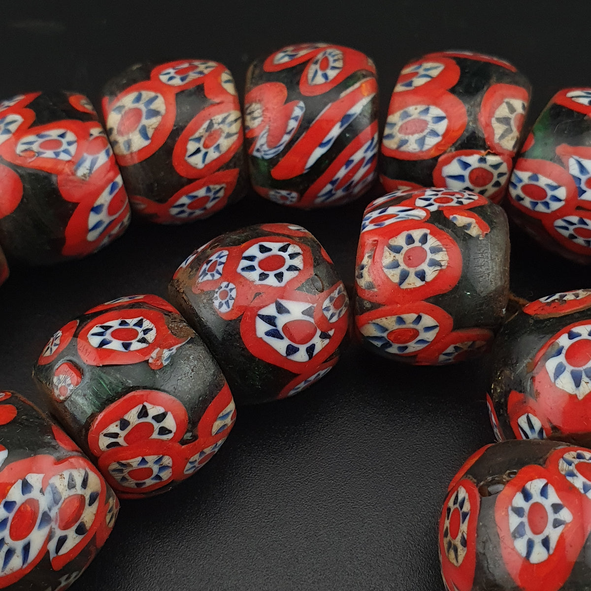 Antike venezianische Millefiori-Halskette mit schwarzen und roten Glasperlen