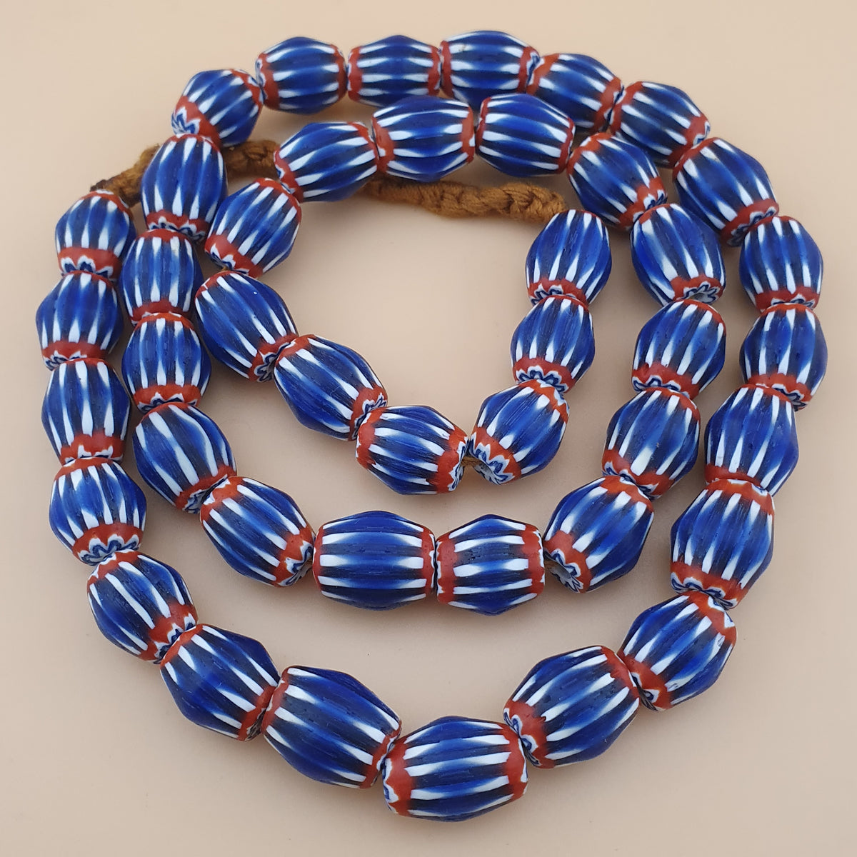Collier de perles de verre chevrons bleues de style vénitien vintage