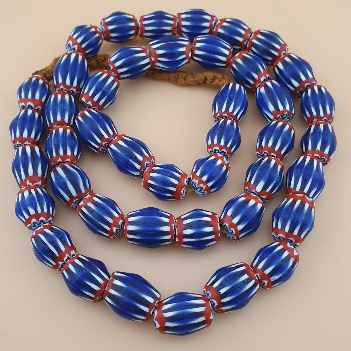 Collier de perles de verre chevrons bleues de style vénitien vintage