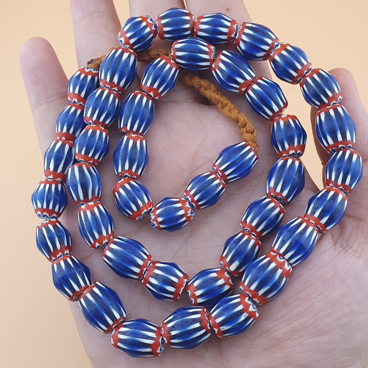 Collier de perles de verre chevrons bleues de style vénitien vintage